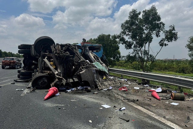Trưa 12/6, một vụ tai nạn giao thông liên hoàn trên cao tốc Hà Nội - Hải Phòng khiến 2 người tử vong tại chỗ. Trưa 12/6, một vụ tai nạn giao thông liên hoàn trên cao tốc Hà Nội - Hải Phòng khiến 2 người tử vong tại chỗ.