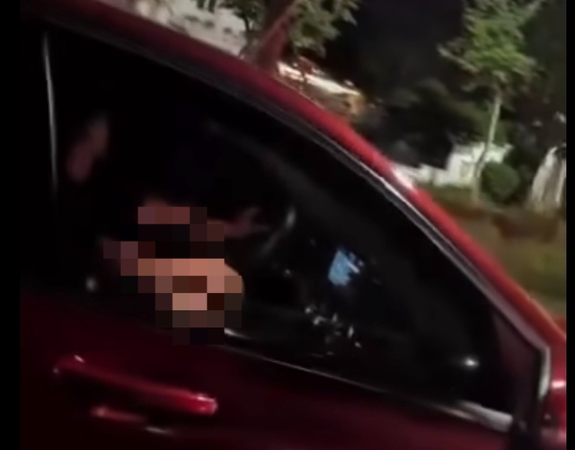 Xác minh clip đôi nam nữ có hành động 'nhạy cảm' trên xe Mercedes ở Ninh Bình- Ảnh 1. Xác minh clip đôi nam nữ có hành động 'nhạy cảm' trên xe Mercedes ở Ninh Bình- Ảnh 1.