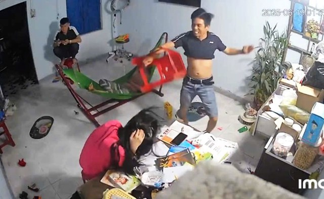Công an thông tin vụ anh trai dùng ghế đánh tới tấp vào đầu em gái- Ảnh 1. Công an thông tin vụ anh trai dùng ghế đánh tới tấp vào đầu em gái- Ảnh 1.