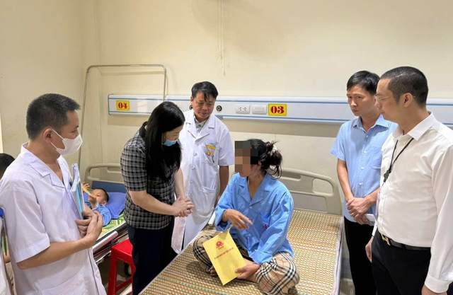 Phó Bí thư xã Phong Dụ Thượng đã không làm chủ tay lái, trong hơi thở có nồng độ cồn gây tai nạn khiến 12 người thương vong- Ảnh 2. Phó Bí thư xã Phong Dụ Thượng đã không làm chủ tay lái, trong hơi thở có nồng độ cồn gây tai nạn khiến 12 người thương vong- Ảnh 2.