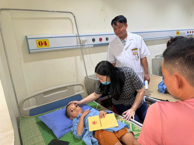 Tỉnh ủy Lào Cai yêu cầu kỷ luật Đảng, xử lý nghiêm Phó Bí thư xã uống rượu lái xe khiến 12 người thương vong- Ảnh 2. Tỉnh ủy Lào Cai yêu cầu kỷ luật Đảng, xử lý nghiêm Phó Bí thư xã uống rượu lái xe khiến 12 người thương vong- Ảnh 2.