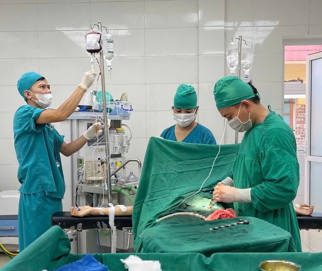 Chiến sĩ công an xã miền núi hiến máu cứu bệnh nhân nguy kịch- Ảnh 2. Chiến sĩ công an xã miền núi hiến máu cứu bệnh nhân nguy kịch- Ảnh 2.