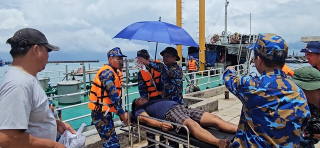 Tàu hải quân kịp thời đưa ngư dân gặp nạn đi cấp cứu- Ảnh 1. Tàu hải quân kịp thời đưa ngư dân gặp nạn đi cấp cứu- Ảnh 1.