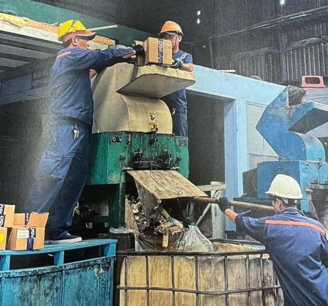 Tiêu hủy hơn 1 tấn mỹ phẩm Obagi không đạt chất lượng- Ảnh 1. Tiêu hủy hơn 1 tấn mỹ phẩm Obagi không đạt chất lượng- Ảnh 1.