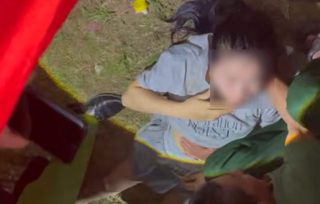 'Xe điên' đâm vào khán giả xem văn nghệ khiến nhiều người thương vong- Ảnh 1. 'Xe điên' đâm vào khán giả xem văn nghệ khiến nhiều người thương vong- Ảnh 1.