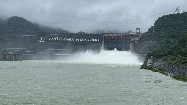 Mở cửa xả lũ hồ thủy điện Hòa Bình vào tối nay ứng phó với mưa lớn- Ảnh 2. Mở cửa xả lũ hồ thủy điện Hòa Bình vào tối nay ứng phó với mưa lớn- Ảnh 2.