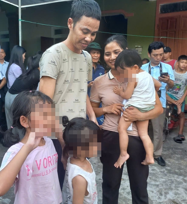 Bị cáo vụ 'gà lôi trắng' trở về quê nhà trong vòng tay người thân- Ảnh 1. Bị cáo vụ 'gà lôi trắng' trở về quê nhà trong vòng tay người thân- Ảnh 1.