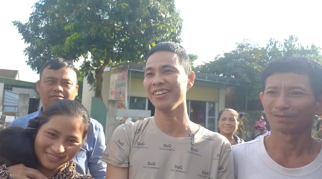Bị cáo vụ 'gà lôi trắng' trở về quê nhà trong vòng tay người thân- Ảnh 2. Bị cáo vụ 'gà lôi trắng' trở về quê nhà trong vòng tay người thân- Ảnh 2.