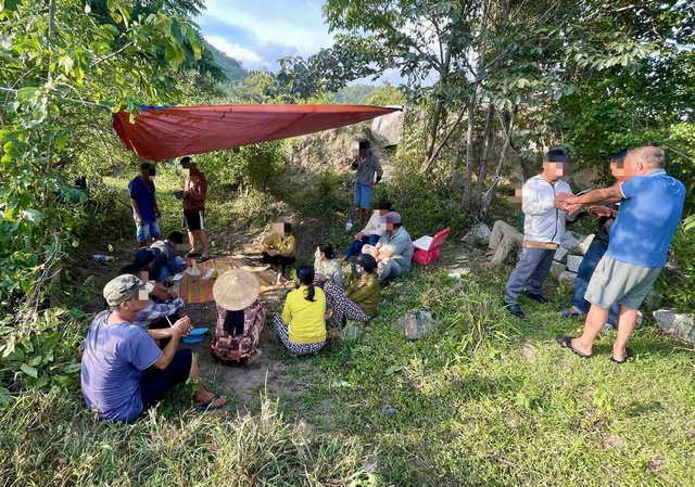 Bắt giữ hơn chục 'con bạc' ở Lâm Đồng đang sát phạt... trong rừng- Ảnh 1.
