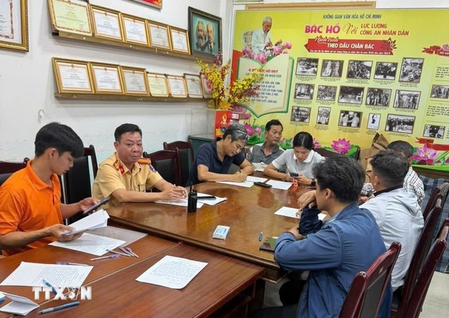 Vụ đoàn xe Vespa ngang nhiên vượt đèn đỏ: Là nhân viên công ty du lịch mạo hiểm- Ảnh 1. Vụ đoàn xe Vespa ngang nhiên vượt đèn đỏ: Là nhân viên công ty du lịch mạo hiểm- Ảnh 1.