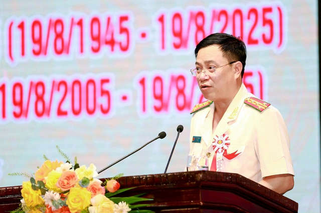 Đồng chí Đại tá Đinh Việt Dũng -  Ủy viên Ban Thường vụ Tỉnh ủy - Bí thư Đảng ủy - Giám đốc Công an tỉnh phát biểu tại buổi lễ.