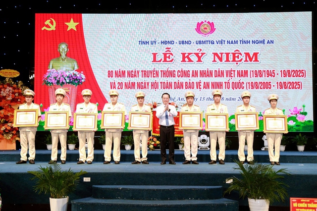 Thừa ủy quyền Thủ tướng Chính phủ, đồng chí Nguyễn Đức Trung, Bí thư Tỉnh ủy trao Bằng khen của Thủ tướng Chính phủ tặng các cá nhân, tập thể có thành tích xuất sắc trong công tác và chiến đấu.