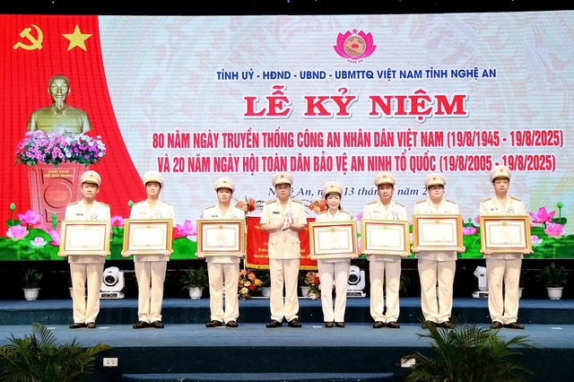 Thừa ủy quyền Thủ tướng Chính phủ, đồng chí Đại tá Đinh Việt Dũng, Ủy viên Ban Thường vụ Tỉnh ủy, Bí thư Đảng ủy, Giám đốc Công an tỉnh trao Bằng khen của Thủ tướng Chính phủ tặng các cá nhân, tập thể có thành tích xuất sắc trong công tác và chiến đấu.