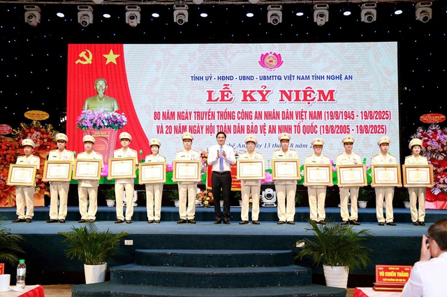 Đồng chí Hoàng Nghĩa Hiếu, Phó Bí thư Thường trực Tỉnh ủy, Chủ tịch HĐND tỉnh trao Bằng khen tặng các tập thể, cá nhân có thành tích xuất sắc trong công tác và chiến đấu.