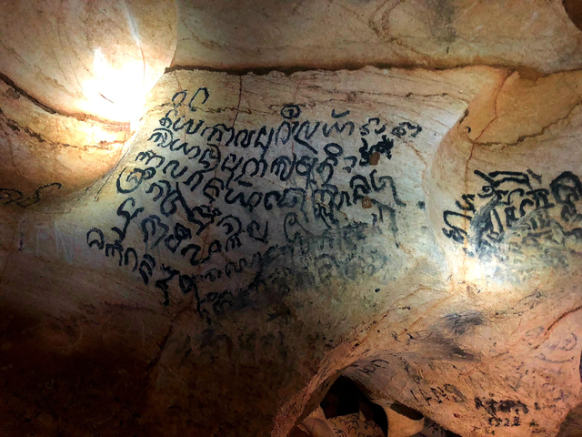 Những ký tự cổ bí ẩn trong hang Bi Ký - Phong Nha- Ảnh 2.