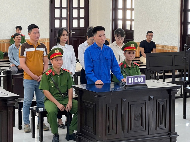 Làm giả giấy tờ lao động cho người nước ngoài, 6 bị cáo lãnh hơn 17 năm tù giam- Ảnh 1.