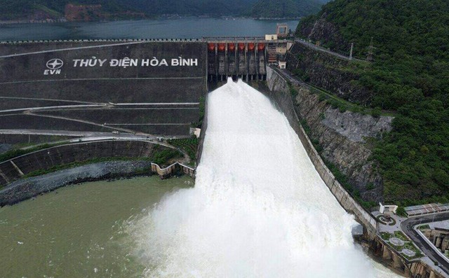 Mở tiếp cửa xả đáy thủy điện Hòa Bình- Ảnh 2. Mở tiếp cửa xả đáy thủy điện Hòa Bình- Ảnh 2.