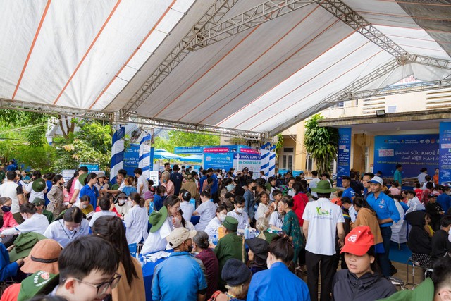 'Long Châu sẻ chia - Hành trình sức khỏe' mang yêu thương và dịch vụ y tế đến với bà con A Lưới, TP Huế- Ảnh 1.