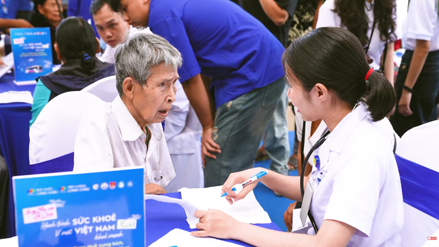 'Long Châu sẻ chia - Hành trình sức khỏe' mang yêu thương và dịch vụ y tế đến với bà con A Lưới, TP Huế- Ảnh 2.