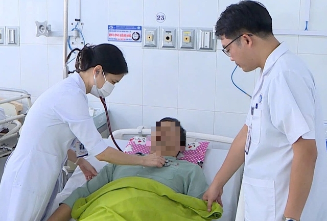 2 giờ thay nhau ép tim liên tục, 15 lần sốc điện bác sĩ 'kéo' bệnh nhân trở về từ cõi chết- Ảnh 1. 2 giờ thay nhau ép tim liên tục, 15 lần sốc điện bác sĩ 'kéo' bệnh nhân trở về từ cõi chết- Ảnh 1.