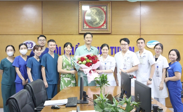 2 giờ thay nhau ép tim liên tục, 15 lần sốc điện bác sĩ 'kéo' bệnh nhân trở về từ cõi chết- Ảnh 2. 2 giờ thay nhau ép tim liên tục, 15 lần sốc điện bác sĩ 'kéo' bệnh nhân trở về từ cõi chết- Ảnh 2.
