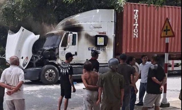 Người đàn ông đâm đôi nam nữ rồi tự thiêu trên xe container- Ảnh 1.
