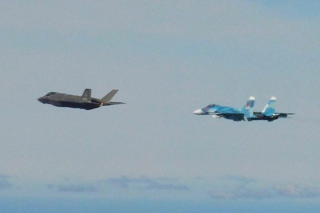 F-35 Italia lần đầu 'chặn' Su-27 và Su-24M Nga trên bầu trời Baltic- Ảnh 1.