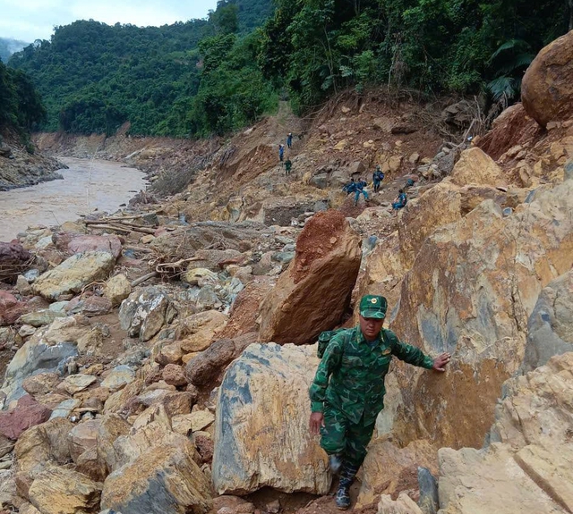 Cõng từng bao gạo vượt núi đá tiếp tế bản Cha Nga- Ảnh 1.