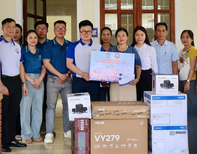 Khám, cấp thuốc miễn phí cho hơn 300 người dân vùng lũ Nghệ An- Ảnh 2.