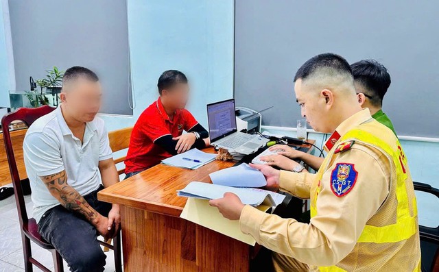 Nguyên nhân nam thanh niên ngồi bệt trên đường chặn đầu xe ô tô khách - Ảnh 1.