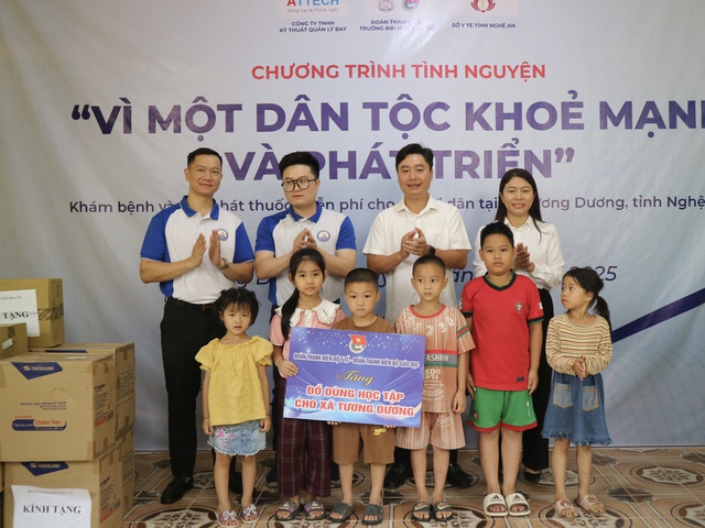 Khám, cấp thuốc miễn phí cho hơn 300 người dân vùng lũ Nghệ An- Ảnh 3.