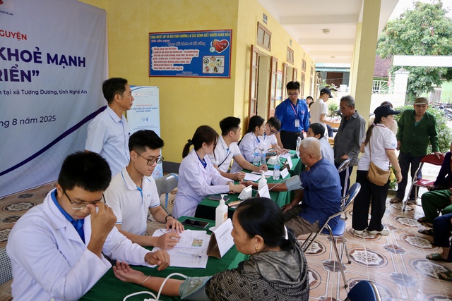 Khám, cấp thuốc miễn phí cho hơn 300 người dân vùng lũ Nghệ An- Ảnh 1.