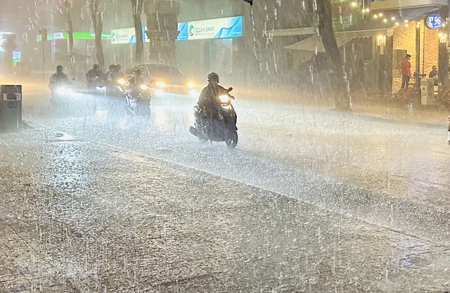 Cập nhật diễn biến mới đợt mưa dông dài ngày ở miền Bắc và miền Trung- Ảnh 2.