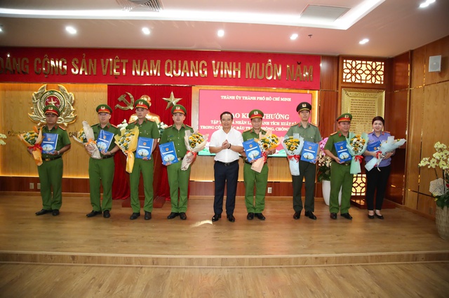 Công an TPHCM triệt phá đường dây đánh bạc qua mạng hơn 20.000 tỷ đồng- Ảnh 4.