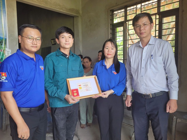 Tặng huy hiệu Tuổi trẻ dũng cảm cho 2 đoàn viên cứu người đuối nước- Ảnh 2.