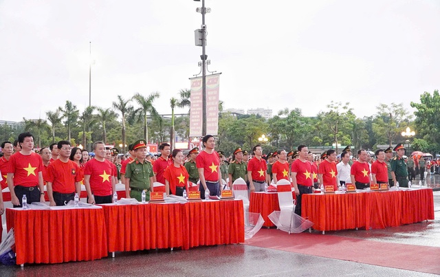 Đúng 6 giờ, lãnh đạo tỉnh Nghệ An cùng cán bộ, lực lượng vũ trang, học sinh, sinh viên... cùng đông đảo người dân với trang phục áo đỏ sao vàng, hướng về Quảng trường Ba Đình lịch sử theo dõi Lễ thượng cờ Tổ quốc, đồng loạt hát Quốc ca.