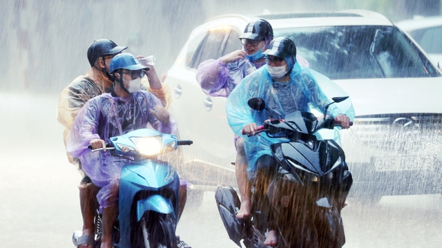 Mưa dồn dập ở nhiều nơi thuộc Bắc Bộ và Bắc Trung Bộ- Ảnh 2.