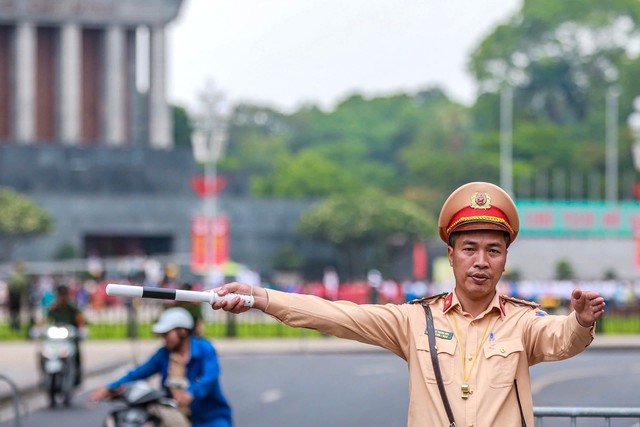 Ngày 19/8 tạm cấm, hạn chế phương tiện từ đường Hoàng Sa đến Lý Sơn, người dân đi lại thế nào?- Ảnh 2.