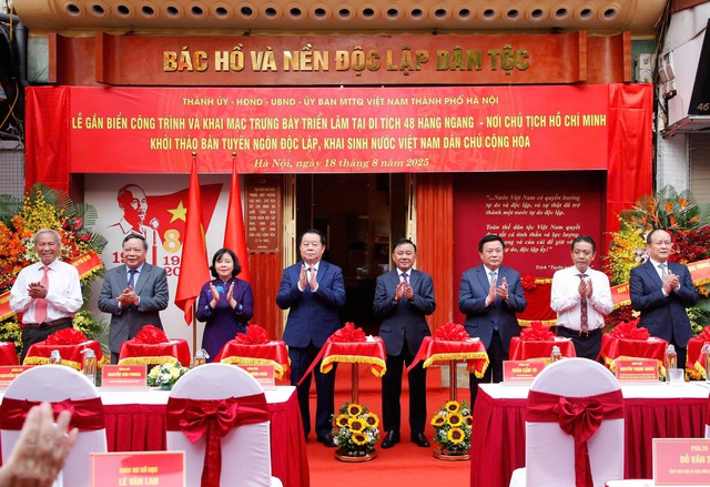 Hà Nội gắn biển công trình tại di tích lịch sử 48 Hàng Ngang - nơi Bác Hồ viết Tuyên ngôn Độc lập- Ảnh 2. Hà Nội gắn biển công trình tại di tích lịch sử 48 Hàng Ngang - nơi Bác Hồ viết Tuyên ngôn Độc lập- Ảnh 2.