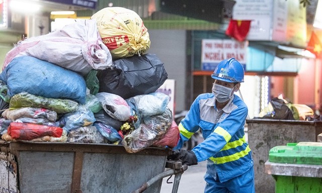 Hà Nội tăng 7 lần phí thu gom rác, chuyên gia nói gì?- Ảnh 2.