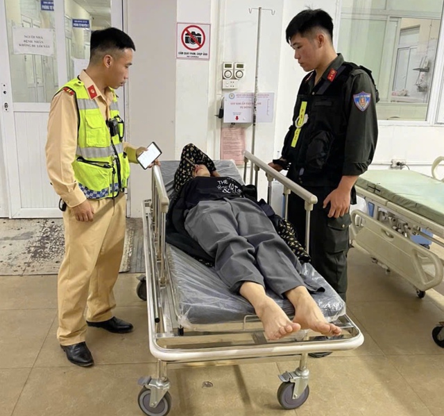 Cảnh sát kịp thời đưa người phụ nữ ngất xỉu trên quốc lộ đến bệnh viện - Ảnh 1.