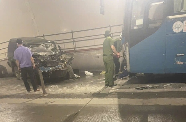Video ô tô mất lái khi vào hầm Đèo Ngang gây tai nạn nghiêm trọng- Ảnh 1. Video ô tô mất lái khi vào hầm Đèo Ngang gây tai nạn nghiêm trọng- Ảnh 1.
