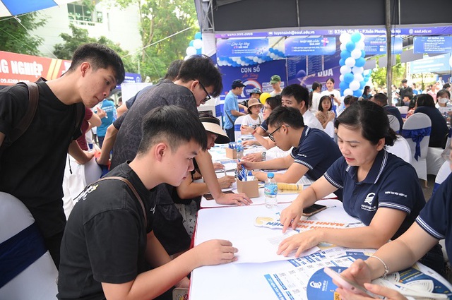 Đếm ngược giờ G: Thí sinh nóng lòng chờ điểm chuẩn đại học 2025- Ảnh 1.