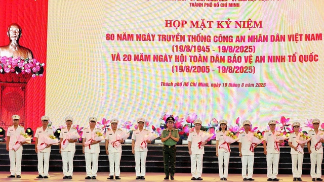 Công an TPHCM - 80 năm tiếp nối truyền thống anh hùng, xứng đáng niềm tin của Đảng, Nhà nước và Nhân dân- Ảnh 2.