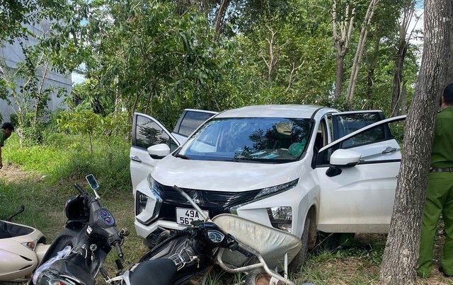 Khống chế 4 đối tượng nghi sử dụng ma túy, cố thủ trong xe ô tô- Ảnh 1.