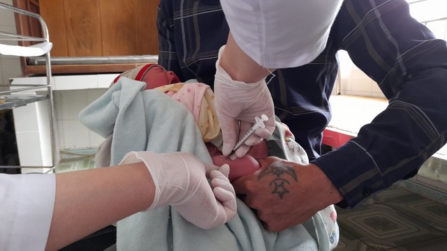 Bí quyết chăm sóc trẻ sơ sinh: Giữ ấm, bú mẹ sớm và phát hiện kịp thời dấu hiệu nguy hiểm- Ảnh 3. Bí quyết chăm sóc trẻ sơ sinh: Giữ ấm, bú mẹ sớm và phát hiện kịp thời dấu hiệu nguy hiểm- Ảnh 3.