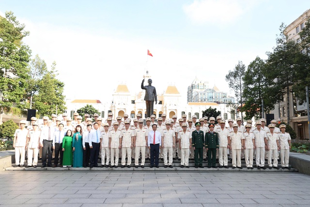 Khánh thành công trình bích họa kỷ lục 'Việt Nam tươi đẹp' ở TPHCM- Ảnh 1. Khánh thành công trình bích họa kỷ lục 'Việt Nam tươi đẹp' ở TPHCM- Ảnh 1.