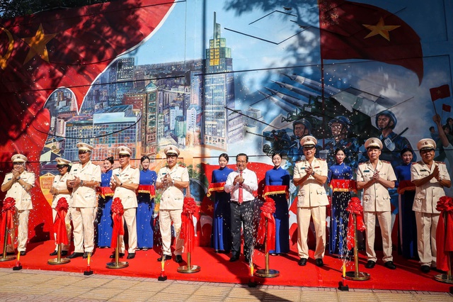 Khánh thành công trình bích họa kỷ lục 'Việt Nam tươi đẹp' ở TPHCM- Ảnh 4. Khánh thành công trình bích họa kỷ lục 'Việt Nam tươi đẹp' ở TPHCM- Ảnh 4.