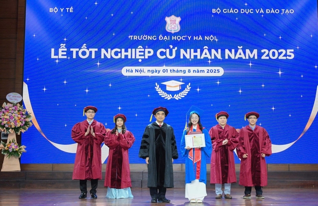 Thủ khoa Điều dưỡng Y Hà Nội: Chữa lành bằng cả trái tim- Ảnh 1. Thủ khoa Điều dưỡng Y Hà Nội: Chữa lành bằng cả trái tim- Ảnh 1.