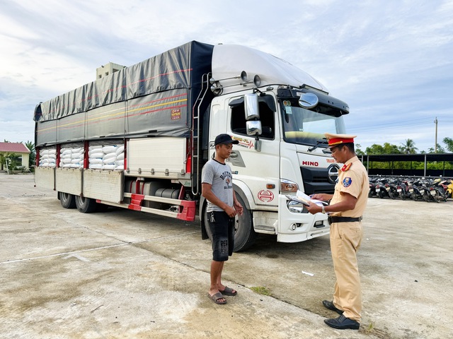 CSGT bắt giữ phương tiện vận chuyển 30 tấn đường không rõ nguồn gốc- Ảnh 1.